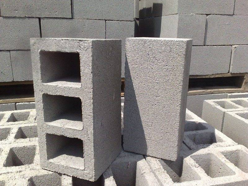Какие бетонные блоки выбрать для стен подвалов?