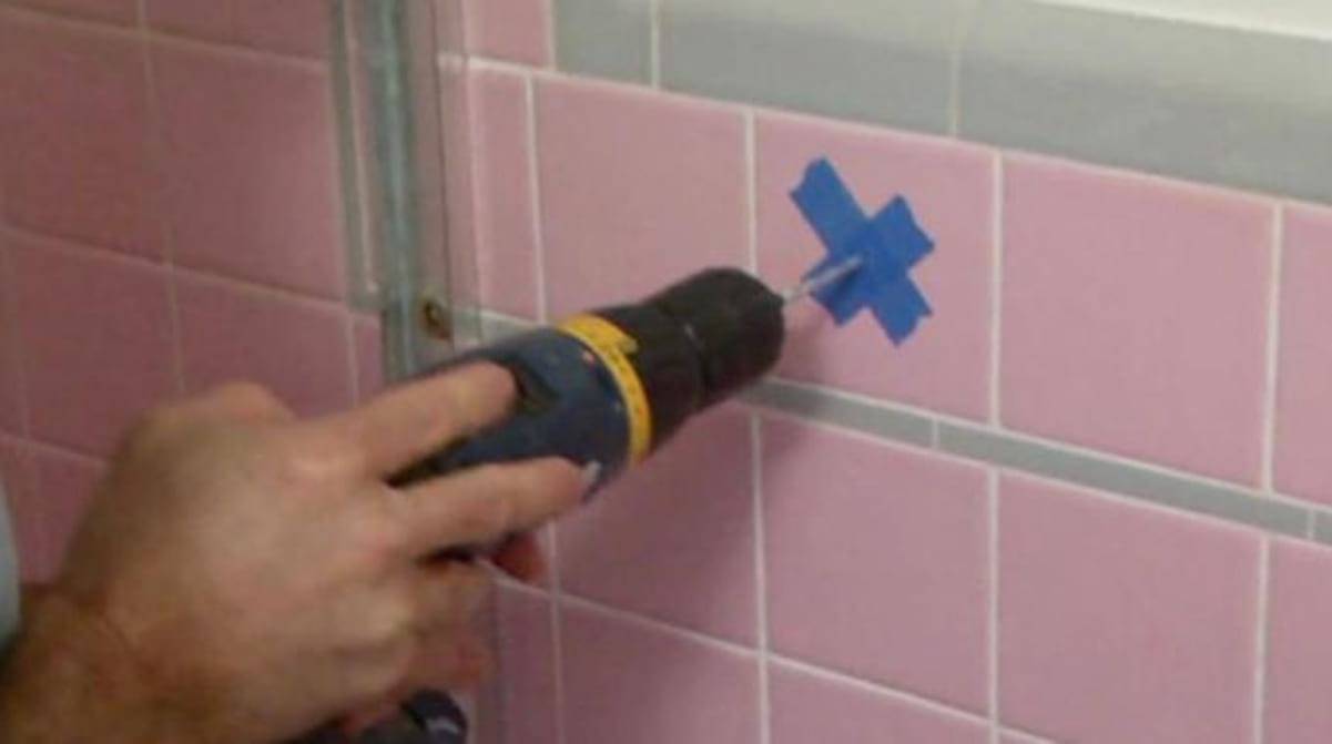 Как сверлить кафельную плитку на стене в ванной: правила и выбор подходящего инструмента