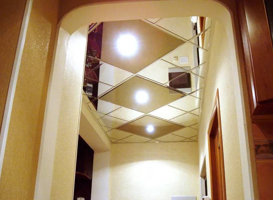 Зеркальный потолок (46 фото): зеркало на потолке в спальне и коридоре, черные покрытия со вставками, варианты «гороскоп» и «звездное небо»