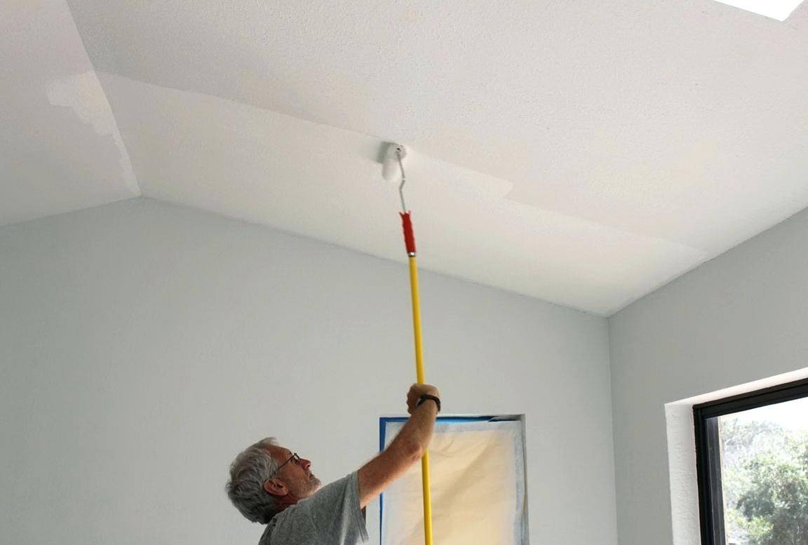 Как правильно покрасить потолок водоэмульсионной краской: с видео дополнением