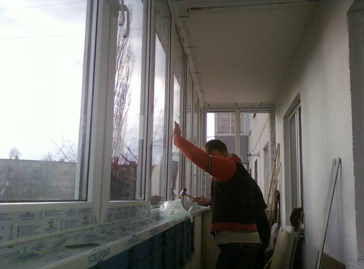 Холодное остекление балкона с выносом подоконника алюминиевым профилем