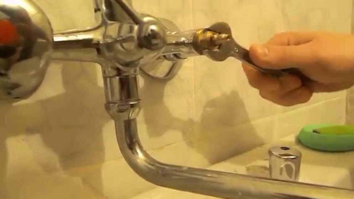 Что делать, если течет кран: как устранить течь в ванной - точка j