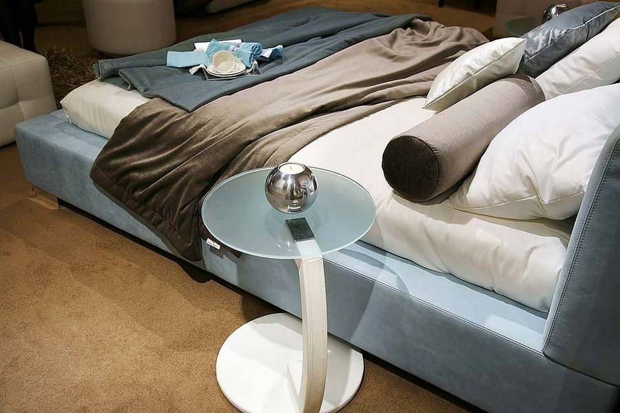 Прикроватные столики для спальни (27 фото): дизайнерские стеклянные модели на колесиках