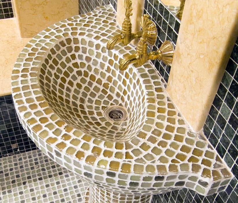 Столешница из мозаики (32 фото): как сделать своими руками, итальянская мозаичная отделка раковины, ремонт и декорирование