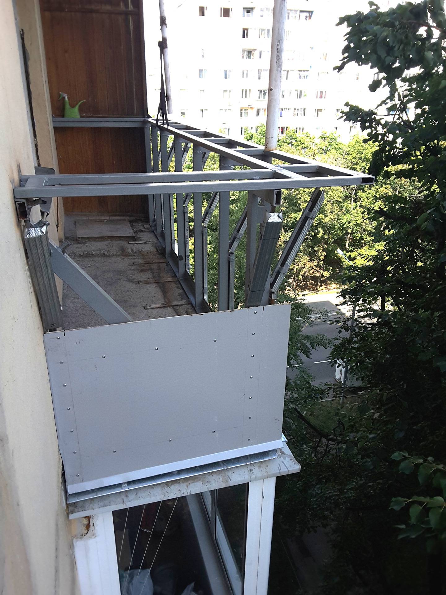 Остекление балконов с крышей на последнем этаже: материалы и этапы выполнения работ