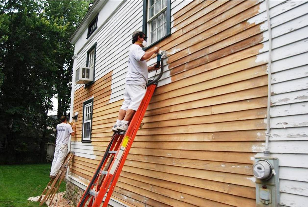 Чем покрасить деревянный дом снаружи: требования и виды, свойства и ход работы