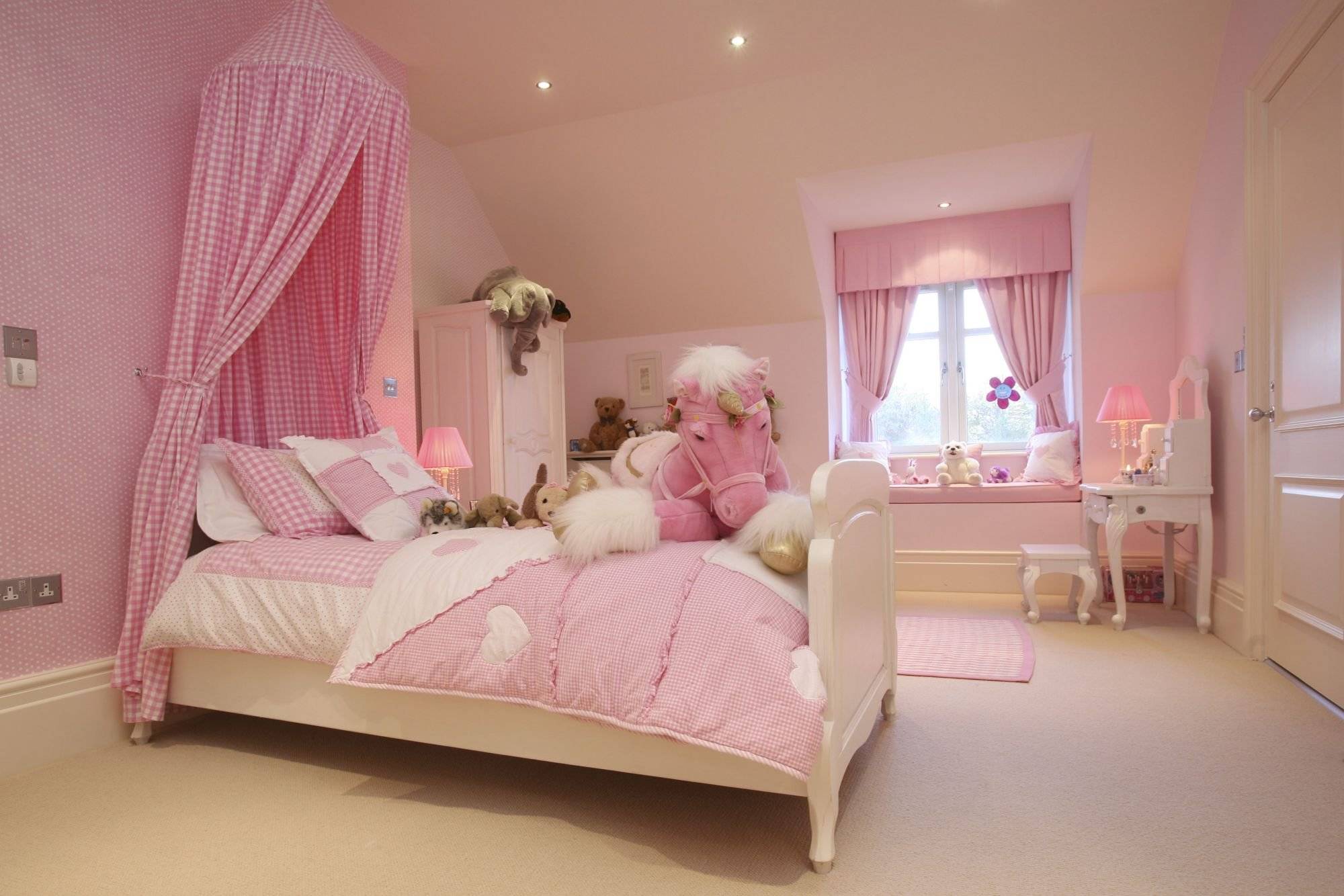 Комната в розовых тонах. Спальня для девочки в розовых тонах. Комната для девочки розового цвета. Спальня в розовых тонах. Дизайнерские комнаты для девочек.