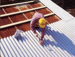 Как сделать односкатную крышу из профнастила – пошаговое руководство