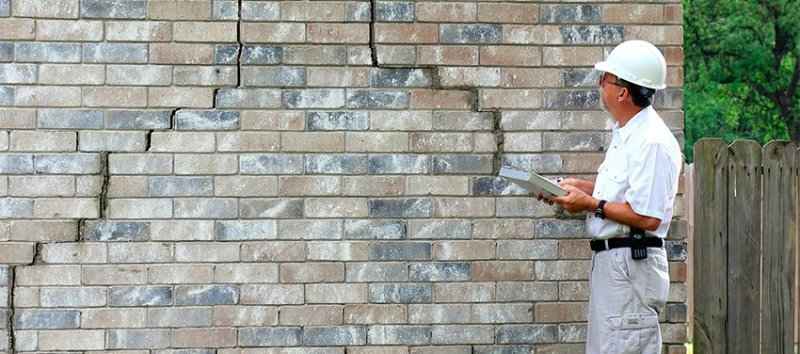 Как заделать трещину в кирпичной стене дома снаружи и внутри: причины появления щелей в кладке, варианты заделки (инъецирование, цементный раствор), технология ремонта