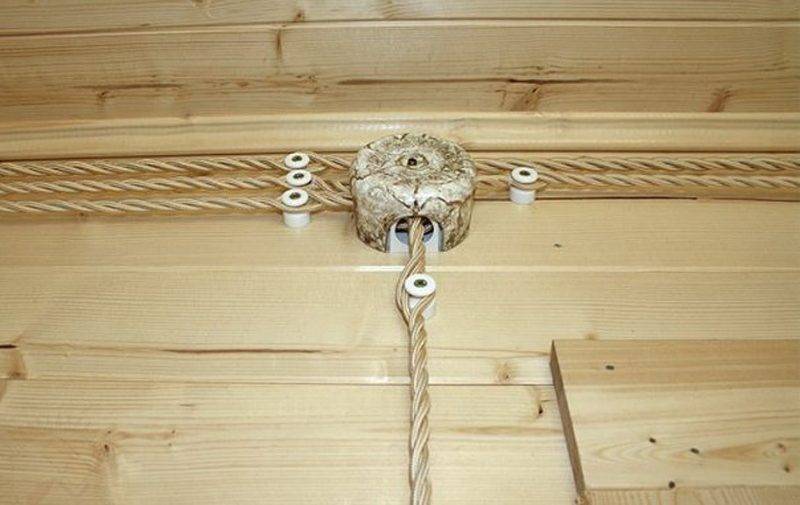 Проводка в стиле «ретро» для деревянного дома. фото примеры