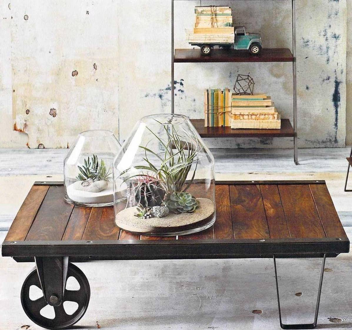 Дизайнерская мебель из паллет: стол с суккулентами, кровать и стол Мерфи