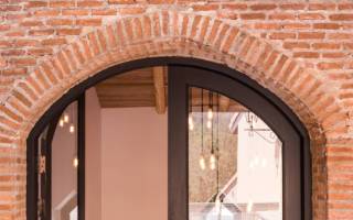 Окно в кирпичной стене: требования к устройству оконных проемов, как сделать при возведении дома, прорезать в готовой конструкции, расширить и уменьшить, цена работ