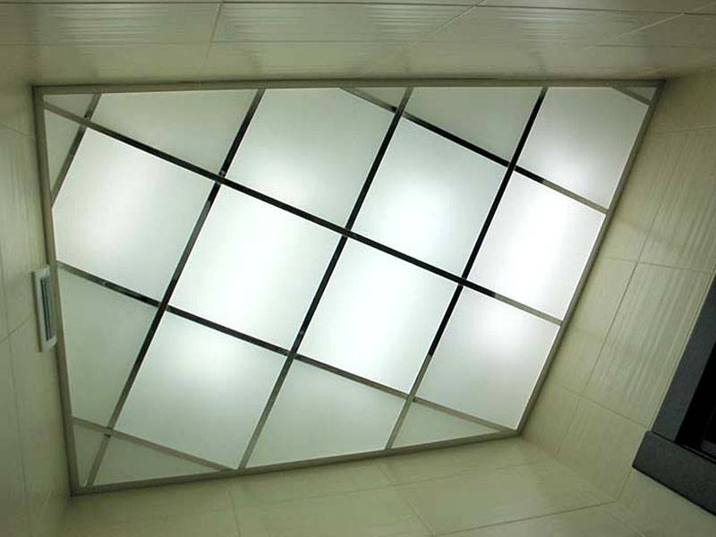 Подвесной стеклянный потолок в ванной комнате