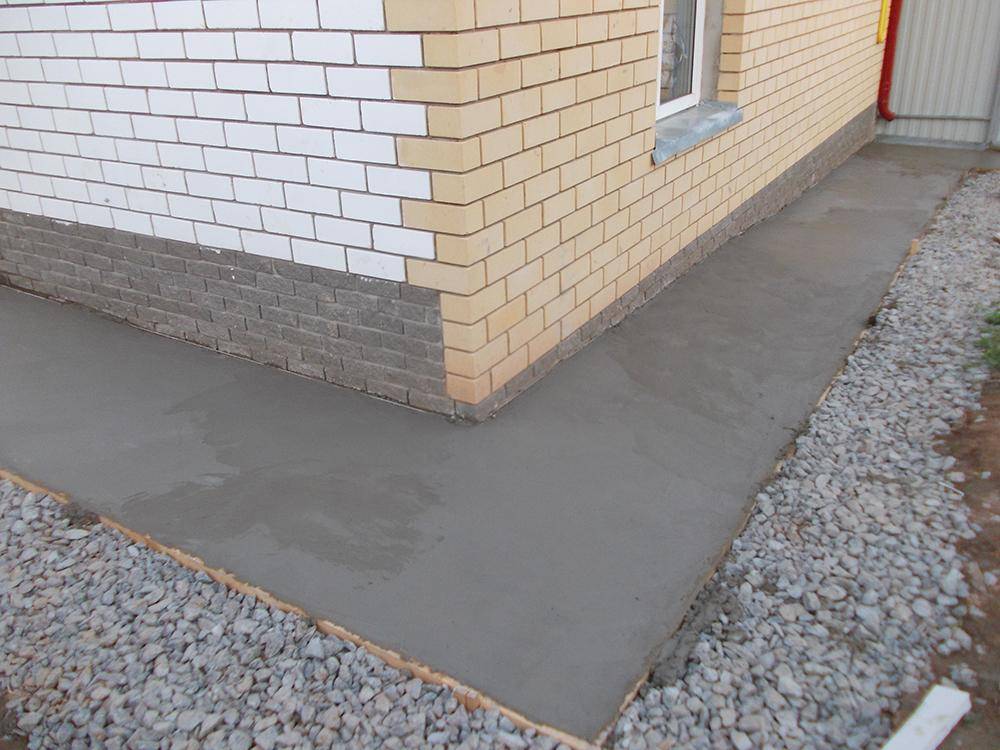 Чем заделать трещины в отмостке вокруг дома, залить швы в бетоне, обработать от разрушения бетонную, гранитную, конструкцию из тротуарной плитки?