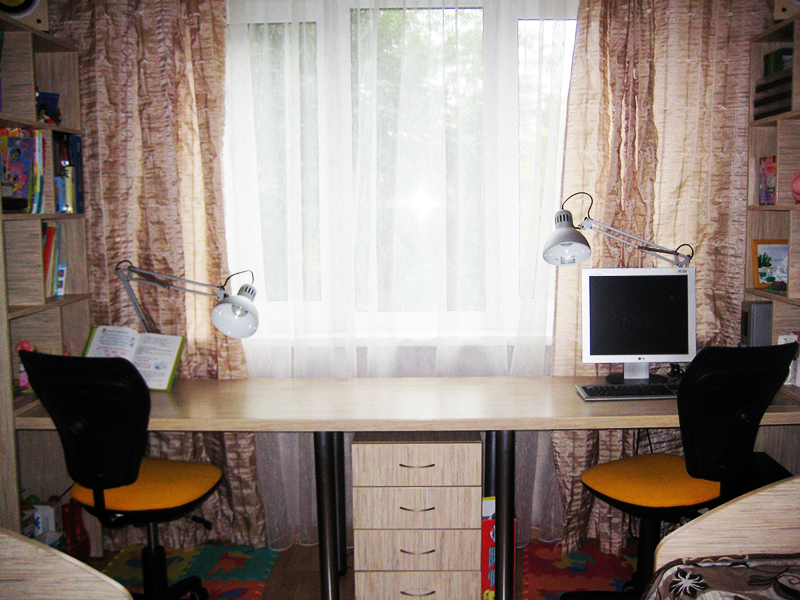 Как организовать удобную рабочую зону для школьника с письменным столом у окна