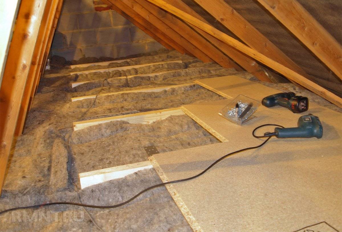 Как выполнить утепление потолка в доме с холодной крышей