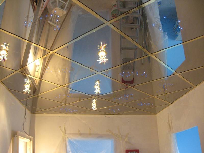 Зеркальный потолок в ванной, спальне и др комнатах (70+ фото) в интерьере