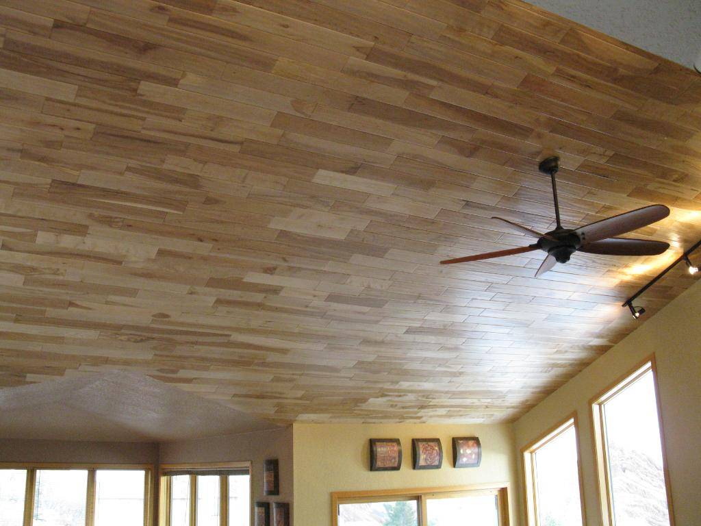Ламинат на потолок (41 фото) — укладка, отделка и монтаж потолочного покрытия в деревянном доме