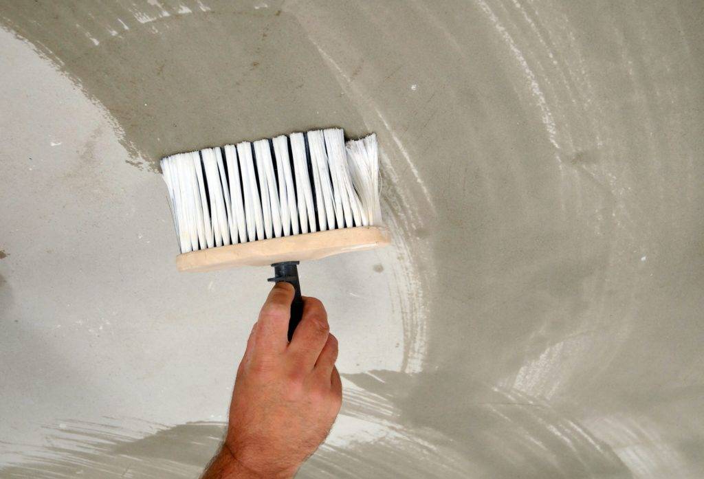 Можно ли красить бетонный потолок в ванной без шпаклевки