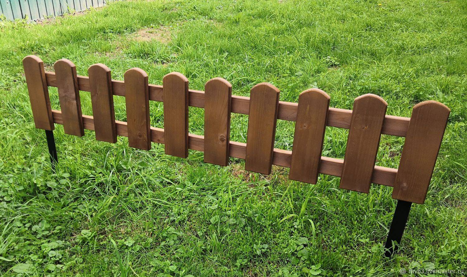 Декоративный забор (56 фото): универсальное изделие из пластика для сада, модели из манзеля и панелей, конструкции из сосны, березы и бревна