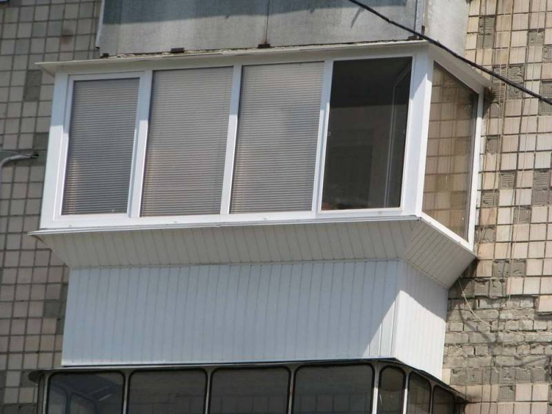 Остекление балконов с крышей: разбор тонкостей и нюансов монтажных работ