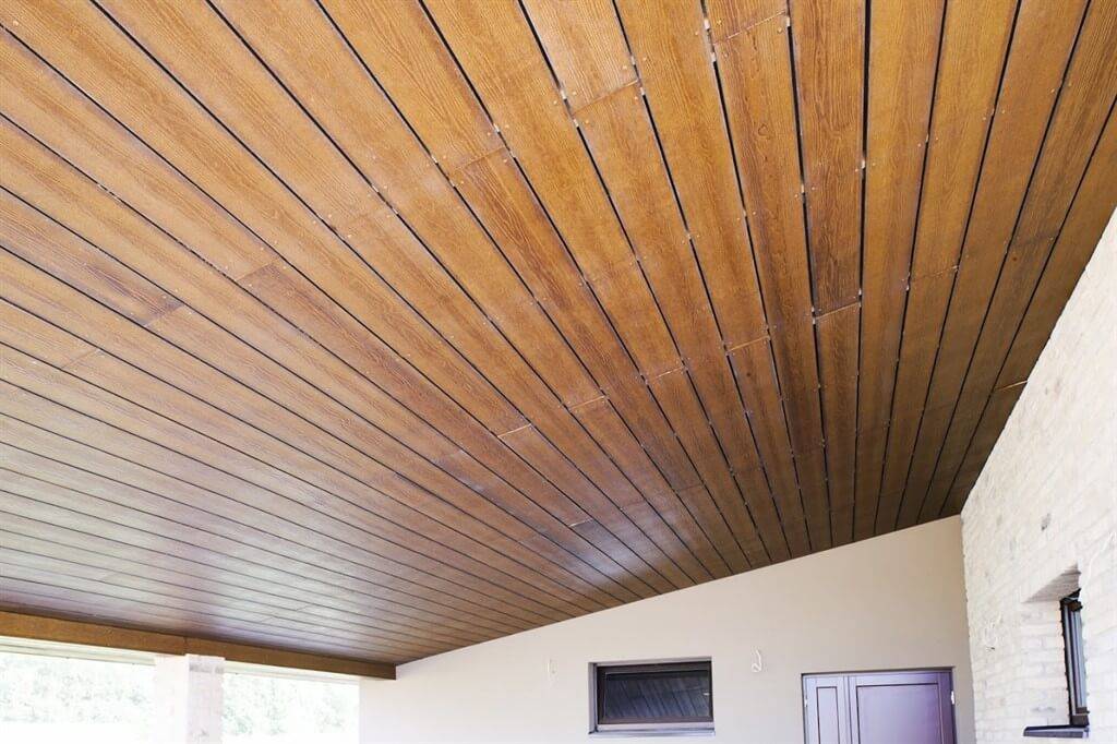 Как подшивать вагонкой потолок, в том числе в деревянном доме, и крышу, какие инструменты понадобятся для процедуры и как правильно ухаживать за материалом?