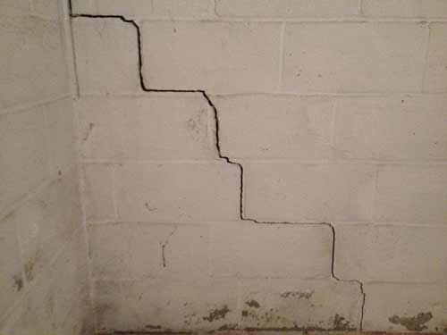 Как заделать трещину в стене из пеноблоков: пошаговая инструкция по .