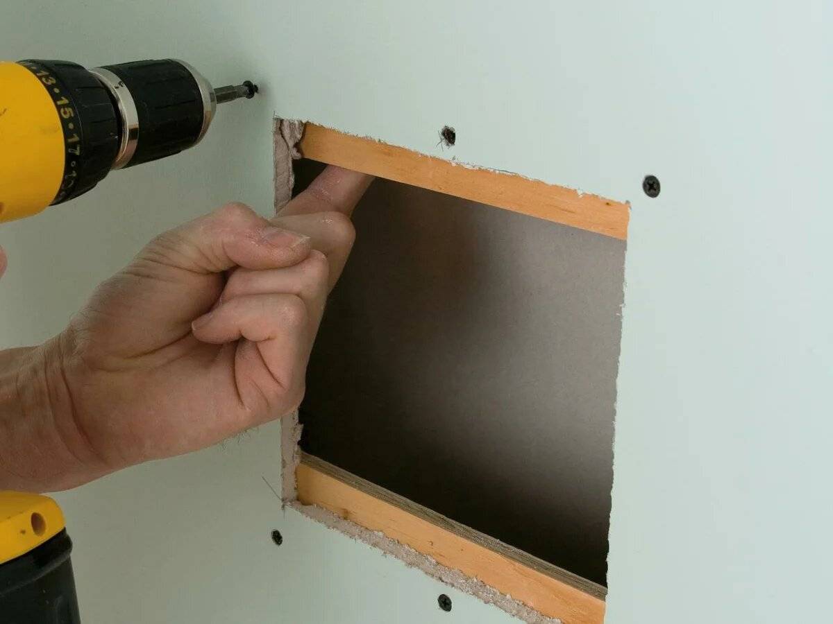Как заделать дыру в гипсокартоне на стене: как отремонтировать и чем залатать дырку в гипсокартоне
