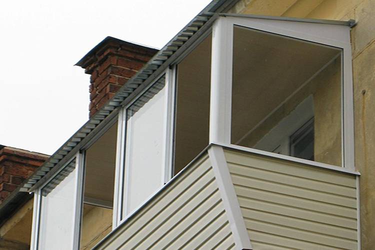 Каким методом лучше выполнить остекление балкона в хрущевке