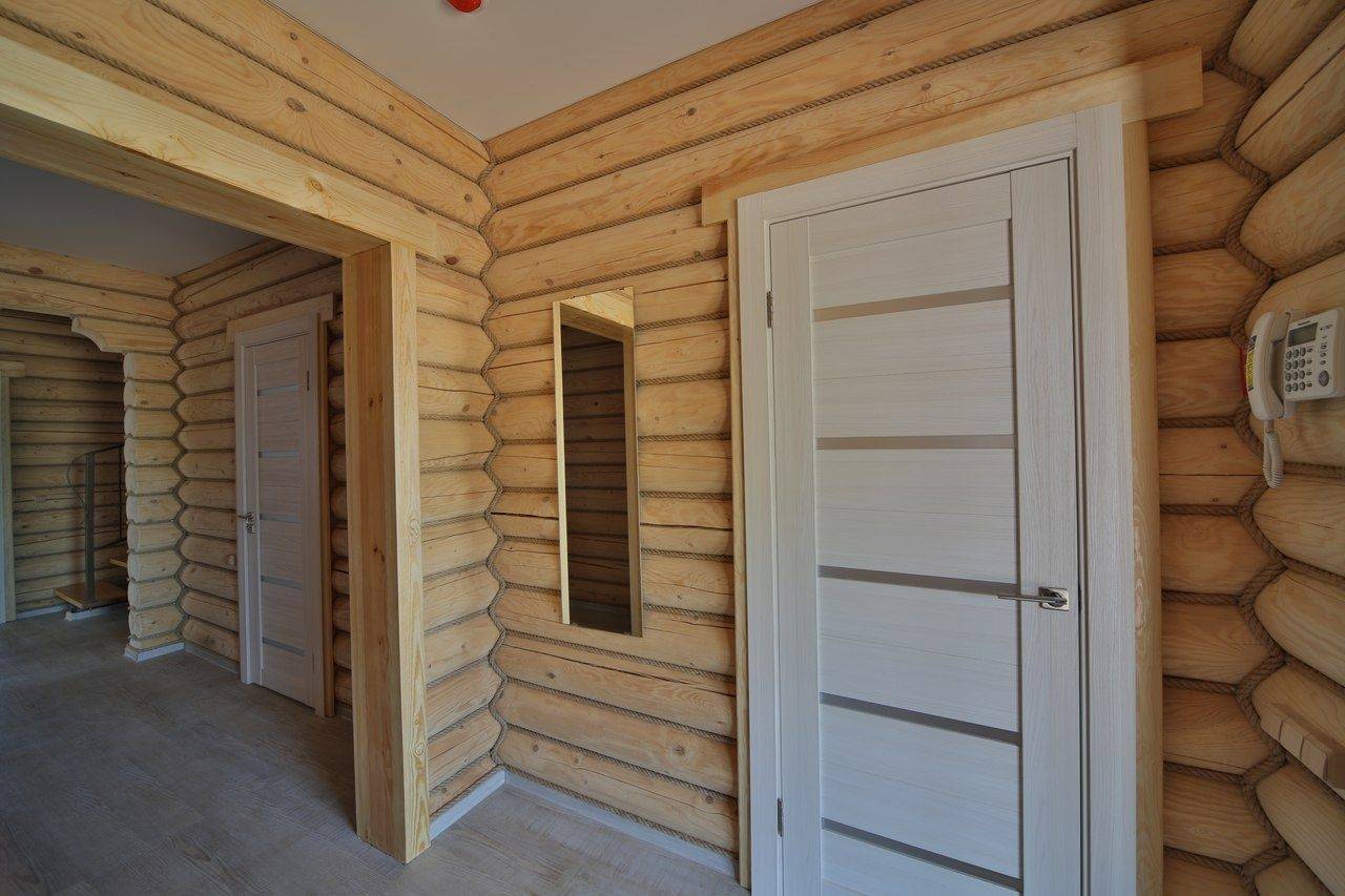 Двери в деревянный дом (28 фото): межкомнатные металлические модели для деревенского бревенчатого дома, какие лучше - железные, деревянные или пластиковые, окосячка для дверей