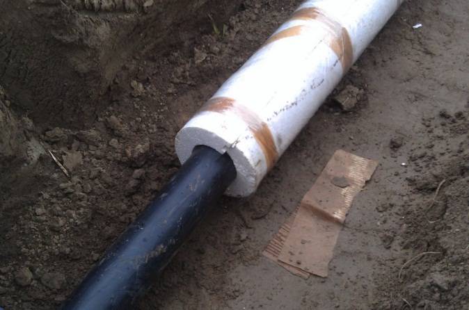 На какую глубину закапывать водопроводную трубу в частном доме: размер траншеи