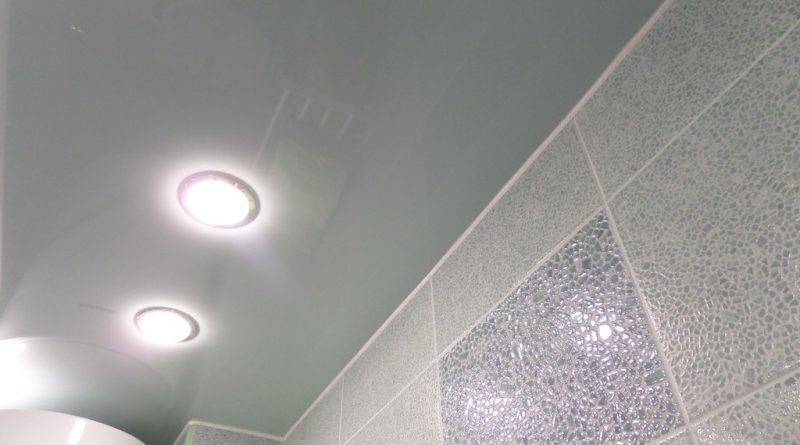 Натяжной потолок в ванной комнате: плюсы и минусы, фото