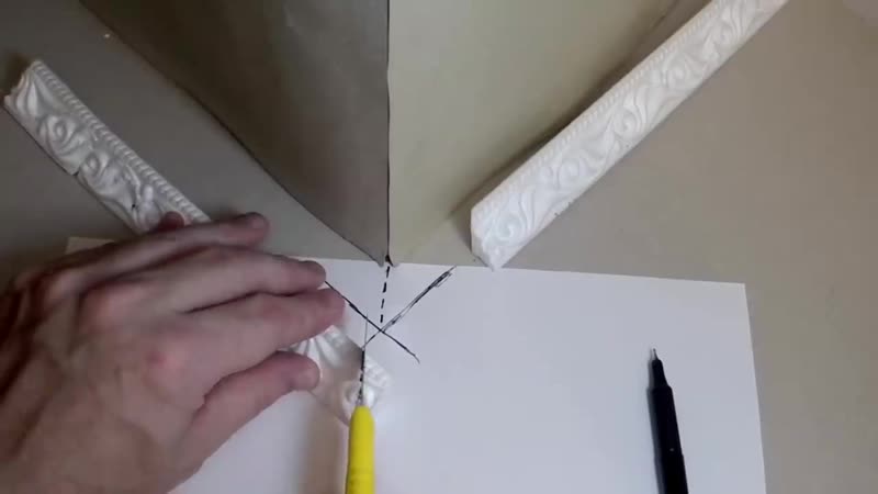 Как резать потолочный плинтус, чтобы углы получились ровными? ( фото и видео)