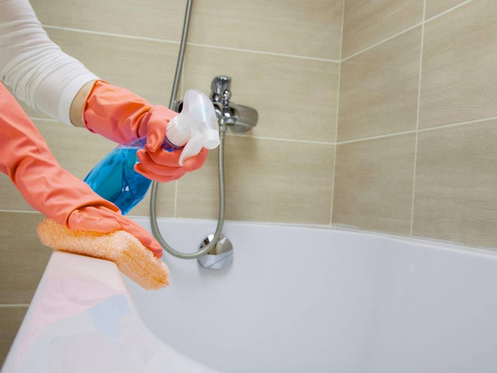Как правильно чистить и чем отмыть акриловую ванну: современные и народные средства для чистки