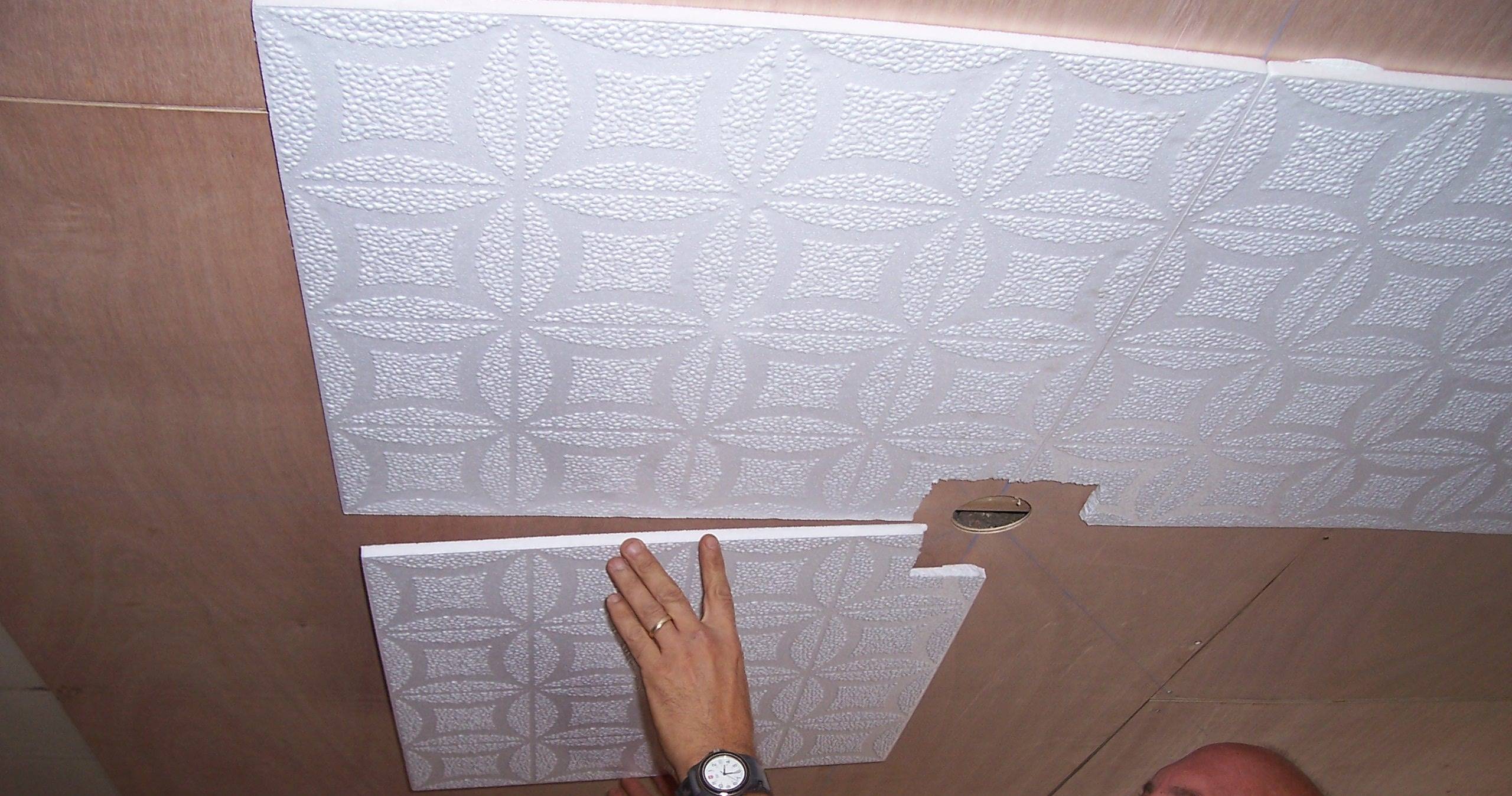 Как правильно клеить потолочную плитку: разные способы. откуда начинать клеить и как наносить клей на потолочную плитку? какой клей лучше подходит для потолочной плитки? чем можно покрасить потолочную плитку из пенопласта?