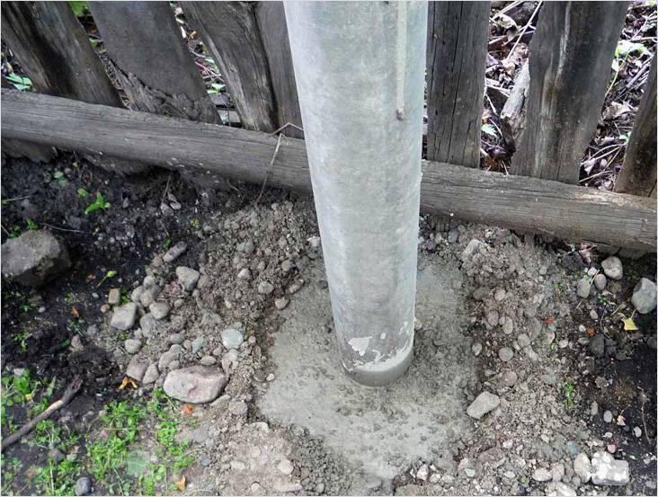 Как установить столбы для забора без бетонирования на влажной почве?