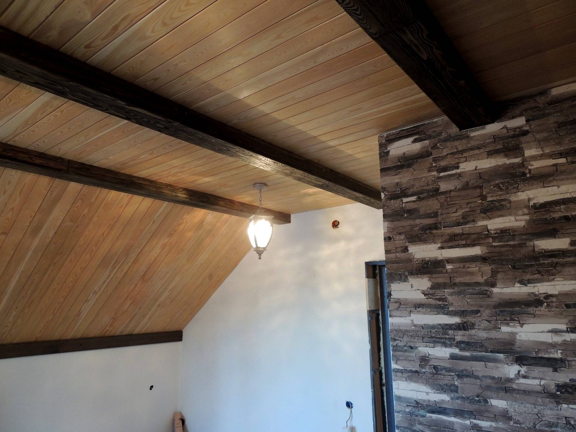 Утепление потолка в деревянном доме. как сделать потолок в деревянном доме своими руками, фото  — этотдом