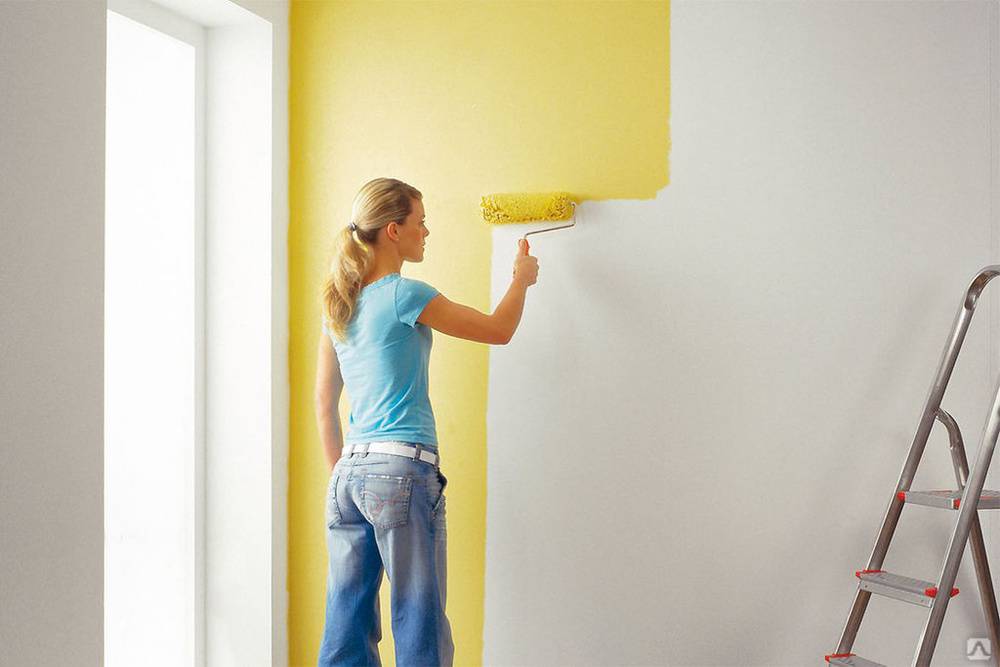 Оклеивание стен обоями после покраски водоэмульсионкой: можно или нет