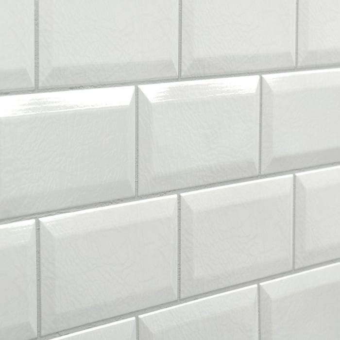Белая кирпичная стена: секреты, правила использования